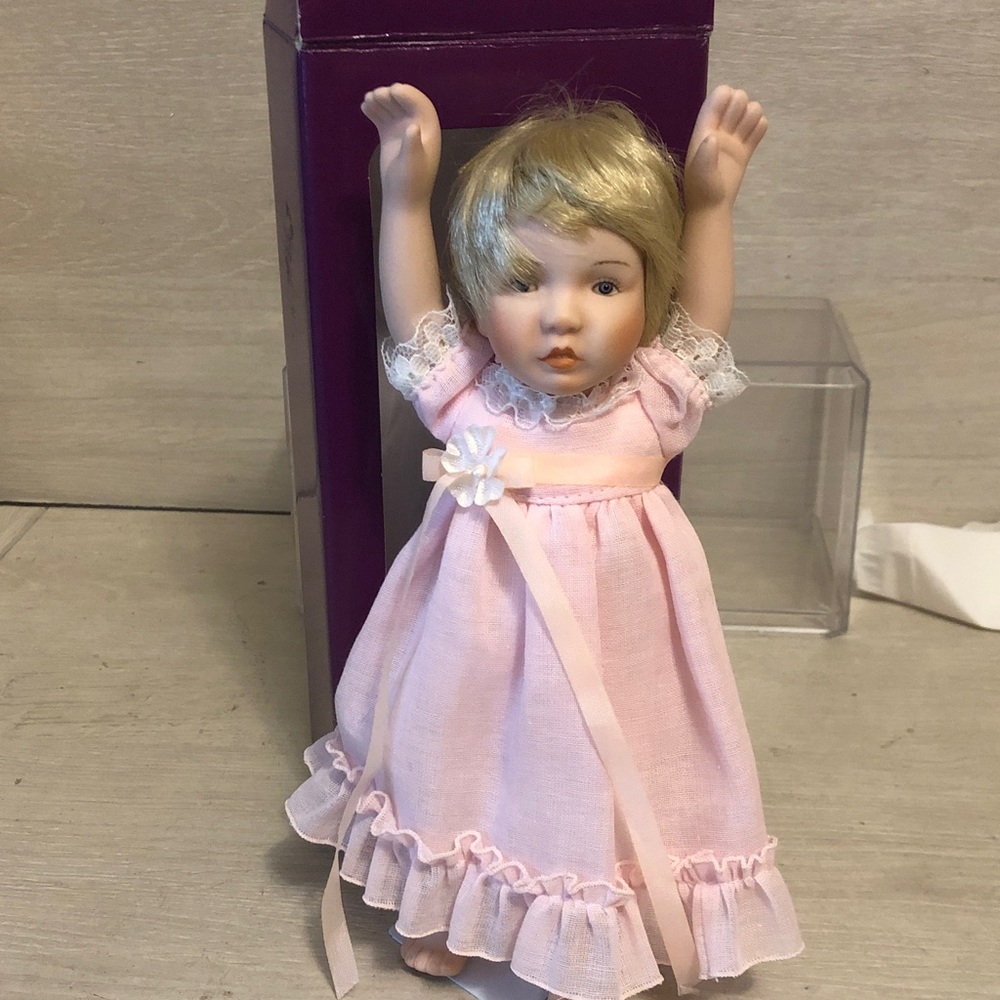 1989 Sandra Ruck's Reco Precious Memories of Motherhood Collection Loving Steps